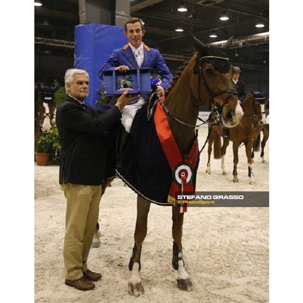 Luigi Castelletti President of Ente Fiera of Verona gives the trophy to Gergo Schroder winner on Eurocommerce Milano of Gran Premio Fei world Cup Verona, 12th nov. 2006 ph. Stefano Grasso