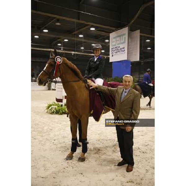 Meredith Michaels Beerbaum receive the Federico Caprilli trophy in Gran Premio Fei World Cup Verona, 12th november 2006 ph. Stefano Grasso