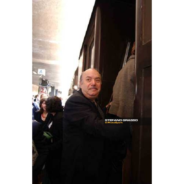 Lino Banfi sale sulla carrozza d\'epoca Roma- Termini 1° maggio 2004 ph. Stefano Grasso