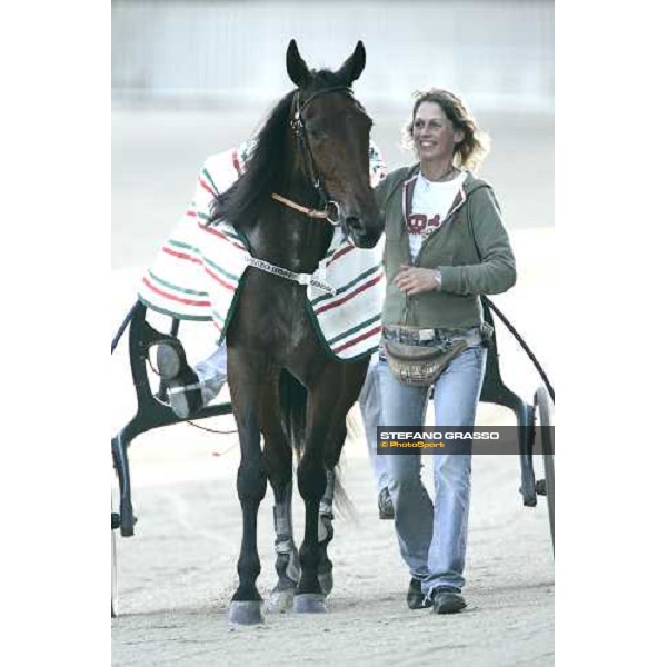 Giulia Grif with her groom comes back after winning the 2nd heat of Gran Premio Orsi Mangelli Milan San Siro, 1st nov. 2006 ph. Stefano Grasso