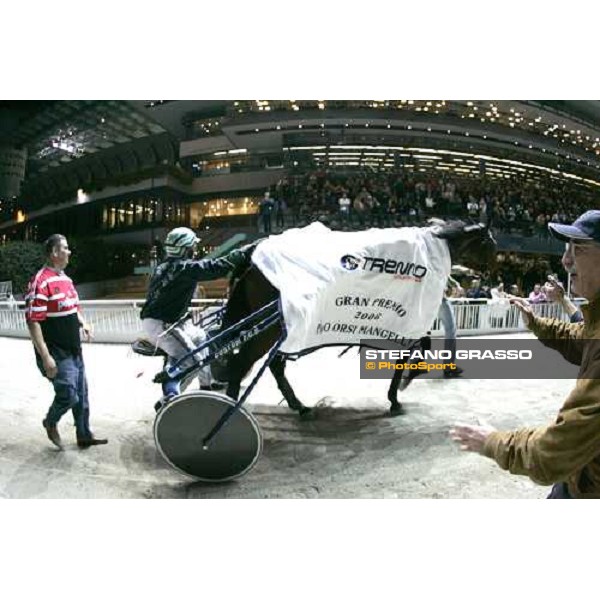 Marco Smorgon with Giulia Grif parades after winning the Gran Premio Orsi Mangelli beating Andrea Guzzinati with Ganimed Milan San Siro, 1st nov. 2006 ph. Stefano Grasso