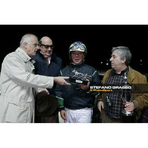 Guido Melzi D\'Eril gives the Unire trophy to Marco Smorgon winner with Giulia Grif of Gran Premio Orsi Mangelli Milan San Siro, 1st nov. 2006 ph. Stefano Grasso