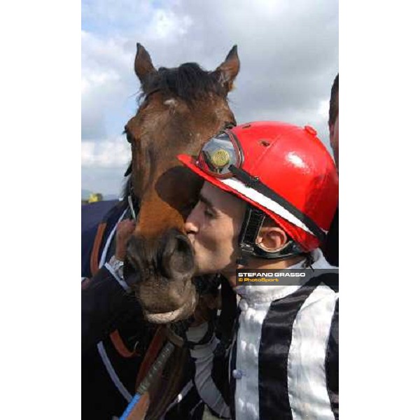 Dario Vargiu kisses Rumba Loca Premio Regina Elena Roma Capannelle, 1 maggio 2004 ph.Stefano Grasso