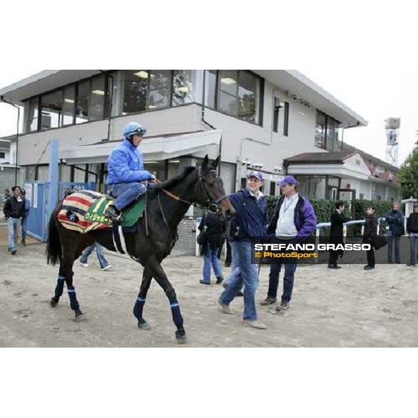 Frankie Dettori with Oujia Board and Ed Dunlop exit from quarantine stables and go to the track of Fuchu racecourse for morning trackworks Tokyo, 23rd nov.2006 ph. Stefano Grasso