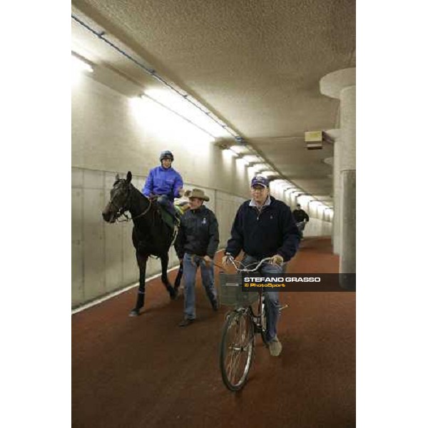 Ed Dunlop with Frankie Dettori on Oujia Board and Robin Trevor Jones going to the track of Fuchu racecourse for morning trackworks Tokyo, 23rd nov.2006 ph. Stefano Grasso