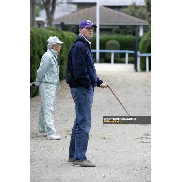 a relaxed Ed Dunlop in the quarantine stables at Fuchu racecourse Tokyo, 23rd nov.2006 ph. Stefano Grasso