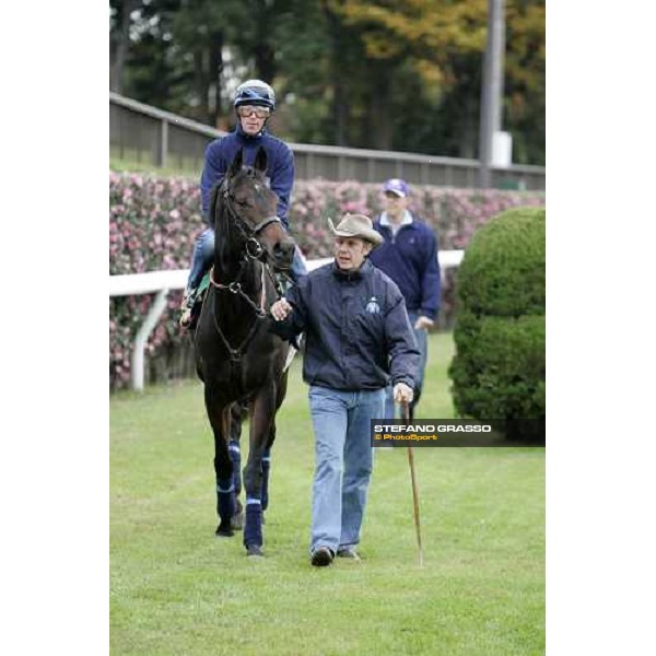 Frankie Dettori on Oujia Board enters the track of Fuchu racecourse before morning track works, accompained by Robin Trevor Jones and followed by Ed Dunlop Tokyo, 23rd nov.2006 ph. Stefano Grasso