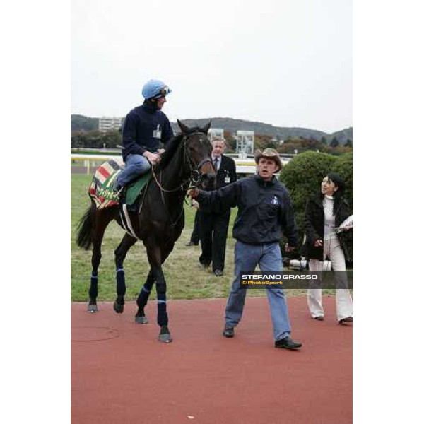 coming back to the stables for Frankie Dettori on Oujia Board at Fuchu racecourse Tokyo, 23rd nov.2006 ph. Stefano Grasso