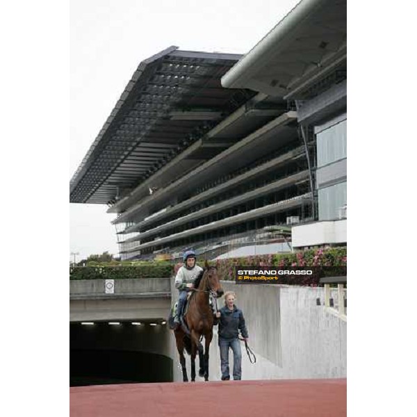 coming back to the stables for Claude Lenoir on Freedonia at Fuchu racecourse Tokyo, 23rd nov.2006 ph. Stefano Grasso