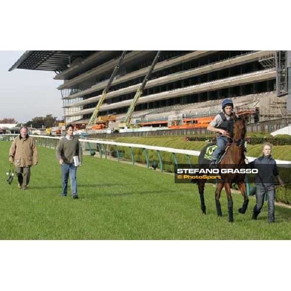 Claude Lenoir on Freedonia and her groom, followed by John Hammond and Alan Cooper at Fuchu racecourse after morning trackworks Tokyo, 24th nov. 2006 ph.Stefano Grasso