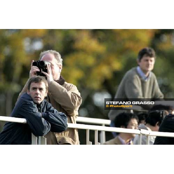 Thierry Gillet, Alan Cooper and, on the back ground, John Hammond look the morning trackworks of Freedonia at Fuchu racecourse Tokyo, 24th nov. 2006 ph. Stefano Grasso