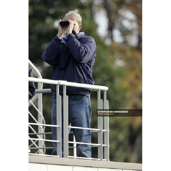 Ed Dunlop following the morning trackworks of Oujia Board at Fuchu racecourse Tokyo, 24th nov. 2006 ph. Stefano Grasso