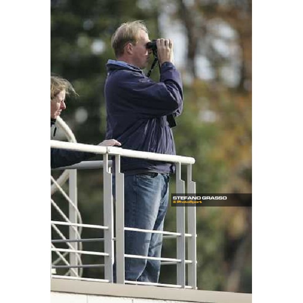 Ed Dunlop looks Oujia Board during the morning trackworks at Fuchu racecourse Tokyo, 24th nov. 2006 ph. Stefano Grasso