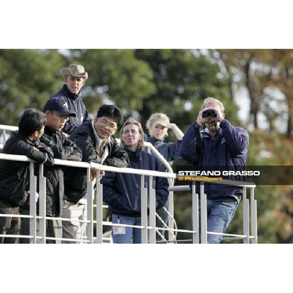 Ed Dunlop and Robin Trevor Jones look the morning trackworks of Oujia Board at Fuchu racecourse Tokyo, 24th nov. 2006 ph. Stefano Grasso