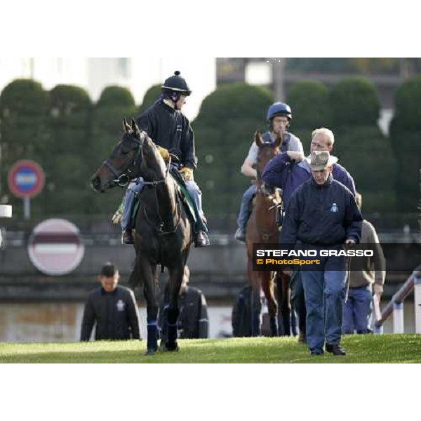 Jason Tate on Oujia Board , followed by Ed Dunlop with Robin Trevor Jones and Claude Lenoir on Freedonia enter the track for the morning trackworks at Fuchu racecourse Tokyo, 24th nov. 2006 ph. Stefano Grasso