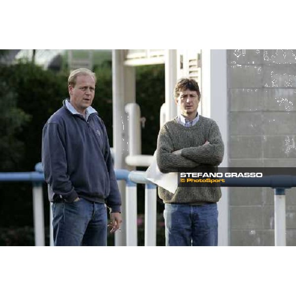 Ed Dunlop and John Hammond in the quarantine stables at Fuchu racecourse Tokyo, 24th nov. 2006 ph.Stefano Grasso