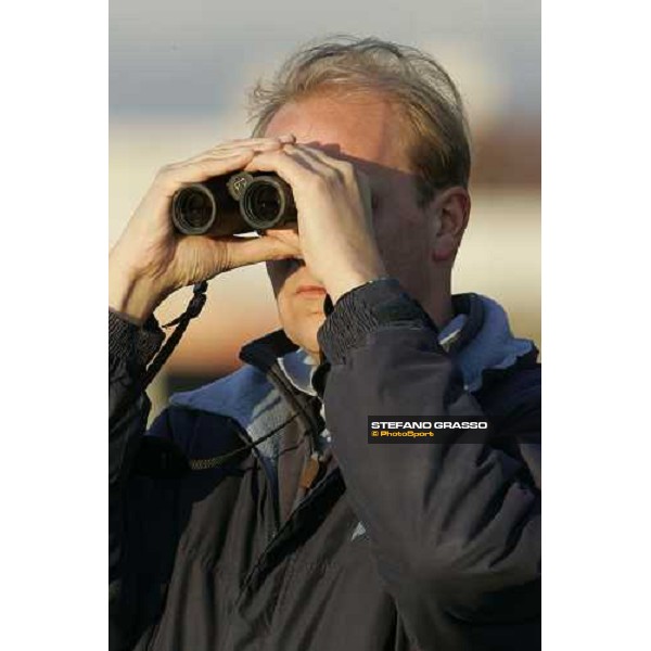 Ed Dunlop follows the stretching of Oujia Board on sat. early morning at Fuchu racecourse. Tokyo, 25th nov. 2006 ph. Stefano Grasso