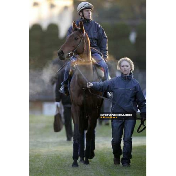 Thierry Gillet on Freedonia and her groom enter the track at Fuchu racecourse. Tokyo, 25th nov. 2006 ph. Stefano Grasso