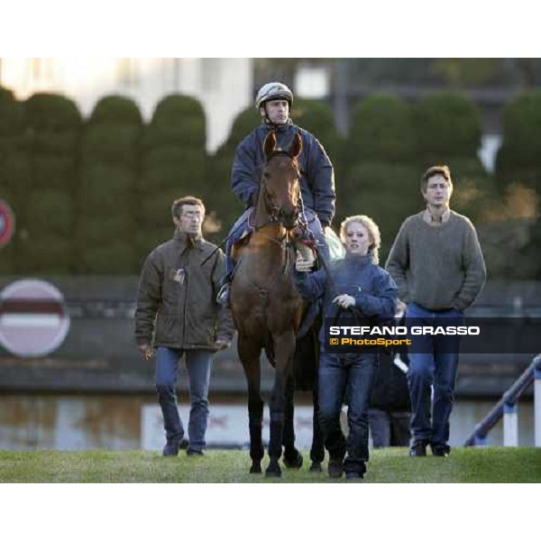 Thierry Gillet on Freedonia with her groom and followed by John Hammond and Claude Lenoir enters the track at Fuchu racecourse. Tokyo, 25th nov. 2006 ph. Stefano Grasso