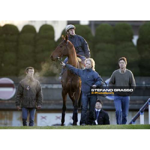 Thierry Gillet on Freedonia and her groom followed by John Hammond and Claude Lenoir enter the track at Fuchu racecourse. Tokyo, 25th nov. 2006 ph. Stefano Grasso