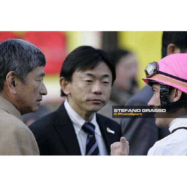 Frankie Dettori speaks with Teruschi Yoshida in the paddock of the Japan Cup Dirt Tokyo, 25th nov. 2006 ph. Stefano Grasso