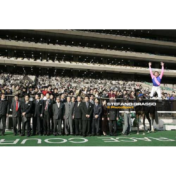 Frankie Dettori jumps from Meisho Regalo after winning two races on sat. at Fuchu racecourse Tokyo, 25th nov. 2006 ph. Stefano Grasso