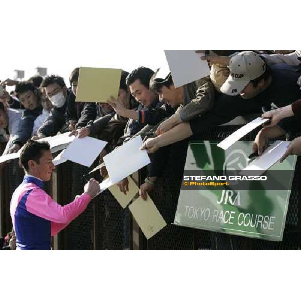 Frankie Dettori signs autographs to japanese racegoers after winning two races on sat. at Fuchu racecourse Tokyo, 25th nov. 2006 ph. Stefano Grasso