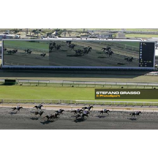 racing at Fuchu racecourse with the world\'s biggest screen , 66mt by 11mt Tokyo, 25th nov. 2006 ph. Stefano Grasso