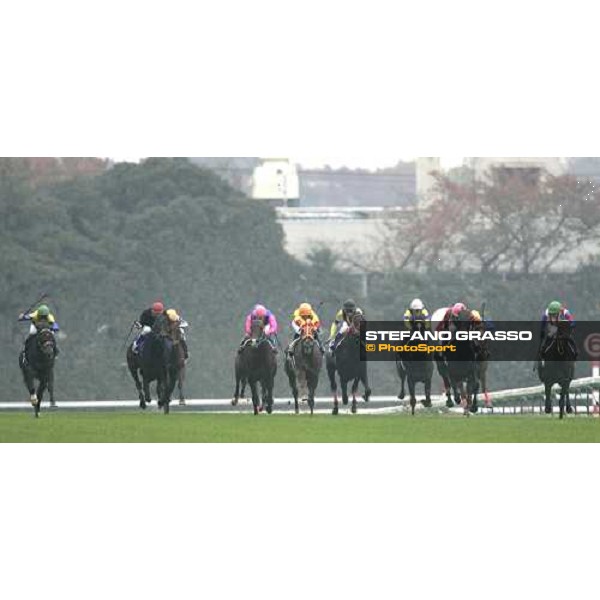 thw horses of the Japan Cup aqt last 200 meters to the line. Deep Impact, winner, 1st from left, Oujia Board (3rd), 2nd from left, and Dream Passport, (2nd), 1st from right. Tokyo, 26th nov.2006 ph. Stefano Grasso