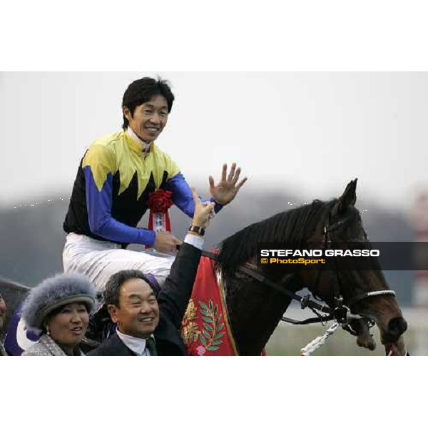 happy Yutaka Take on Deep Impact and the owners winners of The Japan Cup 2006 at Fuchu racecourse Tokyo, 26th nov.2006 ph. Stefano Grasso