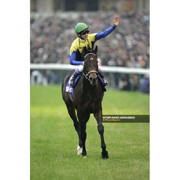 Yutaka Take on Deep Impact celebretas after winning The Japan Cup 2006 at Fuchu racecourse, beating Dream Passport and Oujia Board Tokyo, 26th nov.2006 ph. Stefano Grasso