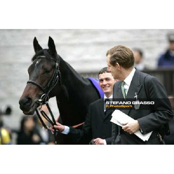 Lord Derby looks Oujia Board in the paddock before the Japan Cup 2006 at Fuchu racecourse Tokyo, 26th nov.2006 ph. Stefano Grasso