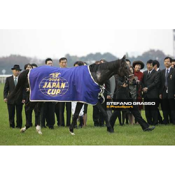 Deep Impact parading in the winner ceremony after winning the Japan Cup 2006 at Fuchu racecourse Tokyo, 26th nov.2006 ph. Stefano Grasso