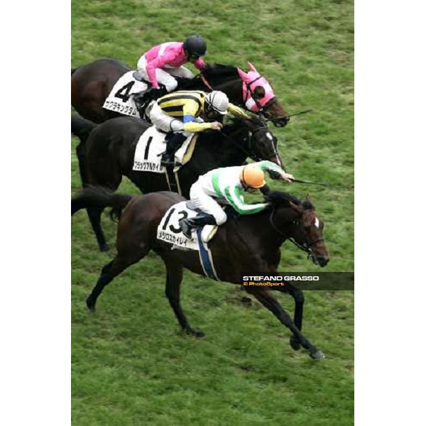 Christophe Lemaire on Mejiro Skyray wins the 6th race beating Black Altair and Sakura Kingdom Tokyo, 25th nov. 2006 ph. Stefano Grasso