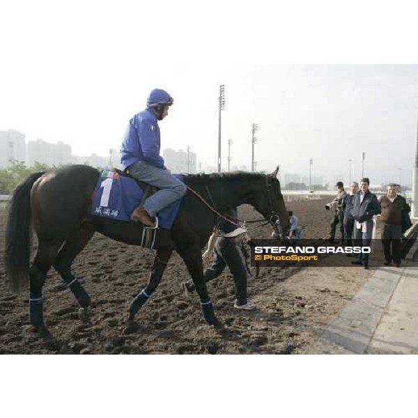 Endo Botti on Ramonti comes back at Sha Tin racetrack after morning track works. Alduino, Stefano and Giuseppe Botti look him Hong Kong, 6th dec. 2006 ph. Stefano Grasso