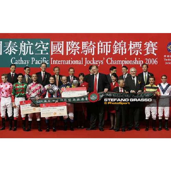 giving prize for Olivier Peslier winner of the Cathay Pacific International Jockey\'s Championship Races at Happy Valley Hong Kong, 6th dec. 2006 ph. Stefano Grasso
