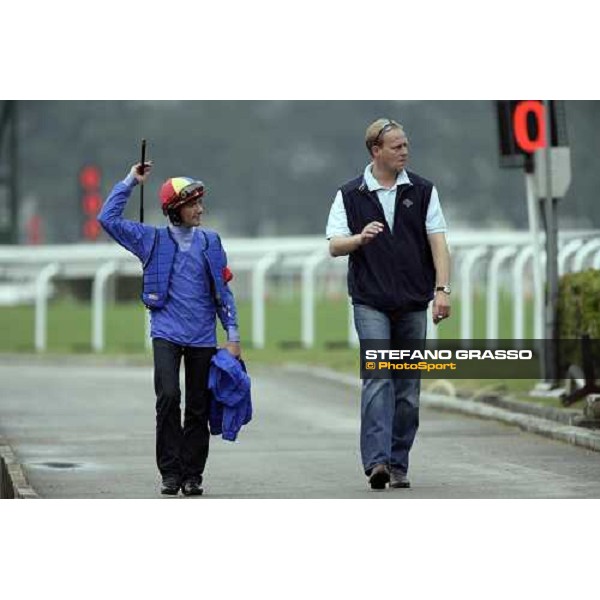 Frankie Dettori and Ed Dunlop after morning works at Sha Tin racecourse Hong Kong, 7th dec. 2006 ph. Stefano Grasso