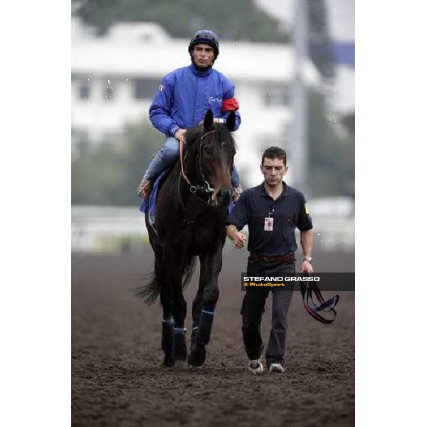 Endo Botti comes back on Ramonti with Jonathan after morning works at Sha Tin racecourse Hong Kong, 7th dec. 2006 ph. Stefano Grasso