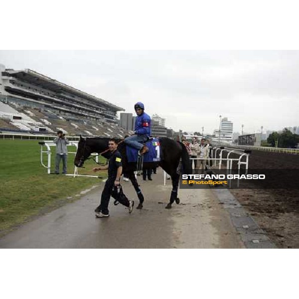 Endo Botti on Ramonti and Jonathan come back to the stables after morning works at Sha Tin racecourse Hong Kong, 7th dec. 2006 ph. Stefano Grasso