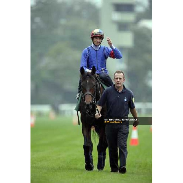 Frankie Dettori comes back to the quarantine stables on Ouija Board and Robin Trevor jones, after the morning track works at Sha Tin racecourse Hong Kong, 7th dec. 2006 ph. Stefano Grasso
