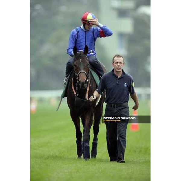 Frankie Dettori comes back to the quarantine stables on Ouija Board and Robin Trevor jones, after the morning track works at Sha Tin racecourse Hong Kong, 7th dec. 2006 ph. Stefano Grasso
