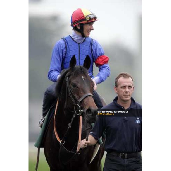 Frankie Dettori comes back to the quarantine stables on Ouija Board and Robin Trevor jones, after the morning track works at Sha Tin racecourse Hong Kong, 7th dec. 2006 ph. Stefano Grasso