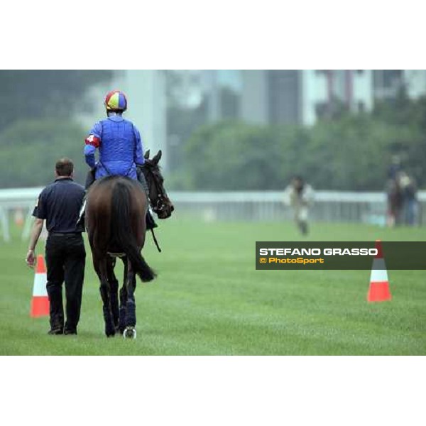 Frankie Dettori comes back to the quarantine stables on Ouija Board after the morning track works at Sha Tin racecourse Hong Kong, 7th dec. 2006 ph. Stefano Grasso