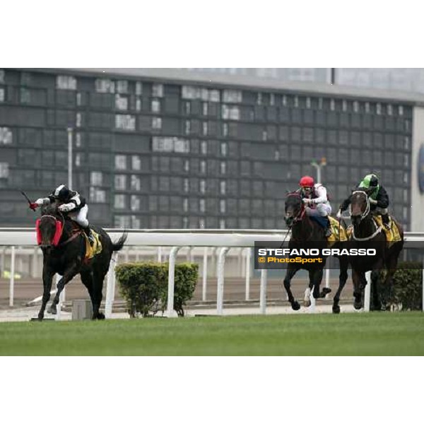 at few meters to the line Brett Preddle on Absolute Champion leads on Silent Witness and wins the Cathay Pacific Hong Kong Sprint Hong Kong, 10th dec. 2006 ph. Stefano Grasso