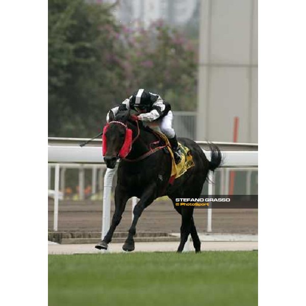 Brett Preddle on Absolute Champion flyies alone to the line and wins the Cathay Pacific Hong Kong Sprint Hong Kong, 10th dec. 2006 ph. Stefano Grasso