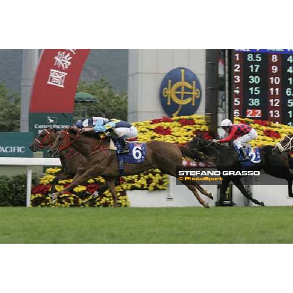 Olivier Doleuze on The Duke wins the Cathay Pacific Kong Kong Mile beating Armada. 3rd Endo Botti on Ramonti Hong Kong, 10th dec. 2006 ph. Stefano Grasso
