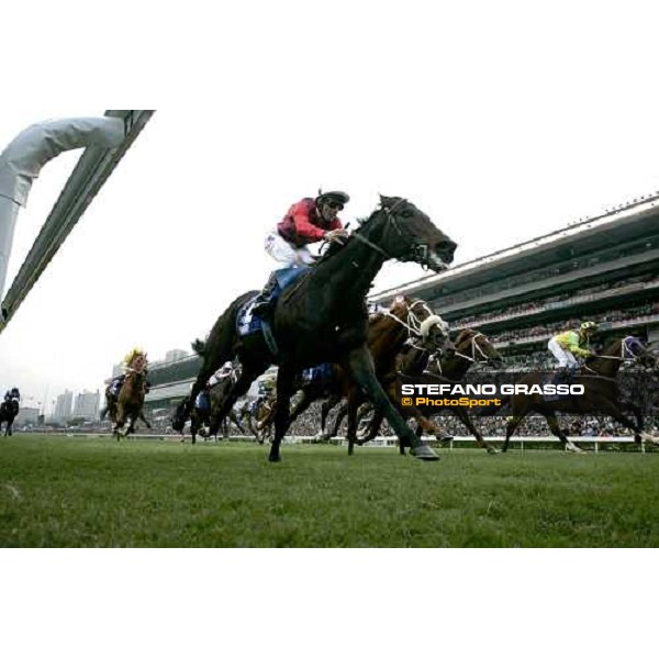 Endo Botti on Ramonti in the 3rd place on the line of The Hong Kong Mile Hong Kong, 10th dec. 2006 ph. Stefano Grasso