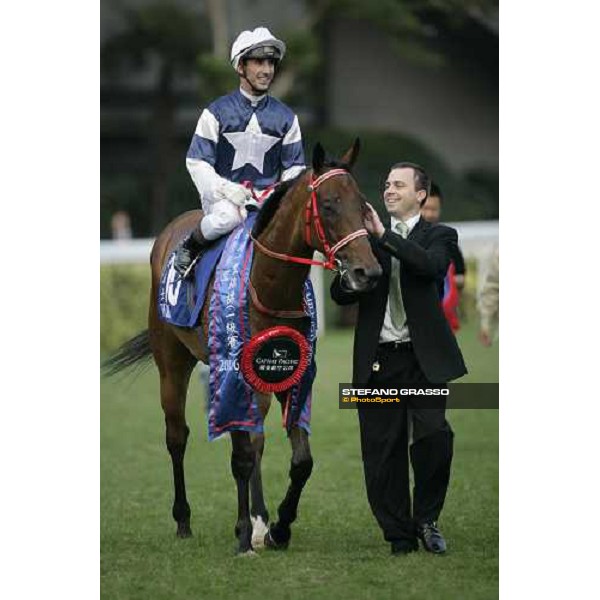 trainer Caspar Fownes caress The Duke after winning the Cathay Pacific Hong Kong Mile Hong Kong, 10th dec. 2006 ph. Stefano Grasso