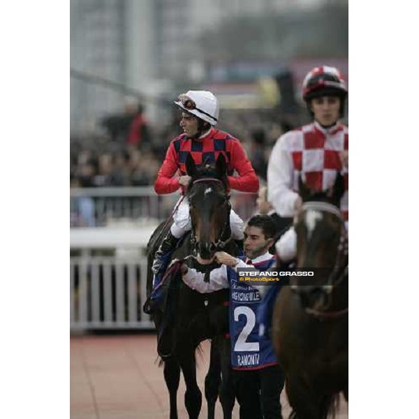 Endo Botti on Ramonti looks the replay of teh race after a very good third place in the Cathay Pacific Hong Kong Mile Hong Kong, 10th dec. 2006 ph. Stefano Grasso