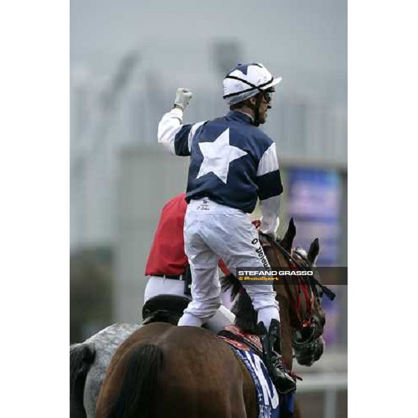 exulting Olivier Doleuze on The Duke after winning the Cathay Pacific Hong Kong Mile beating Armada with a great 3rd placed for Endo Botti on Ramonti Hong Kong, 10th dec. 2006 ph. Stefano Grasso